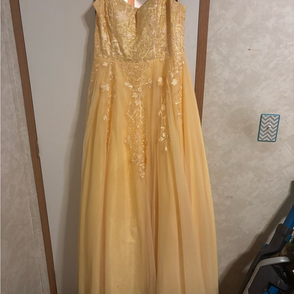 Elegant Yellow Lace Gown/prom dress